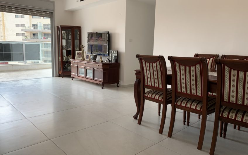 למכירה בשכונת ח370 חולון הכי יוקרתית של חולון  דירה 5 חדרים חדשה וגדולה מאוד
